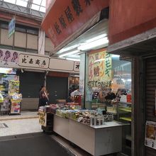 お菓子一杯の店頭