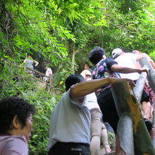 上陸してすぐの階段は渋滞
