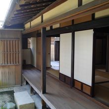 この廊下も歩けます。木のぬくもりがよい。