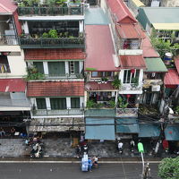 屋上から見たホテル前の通り