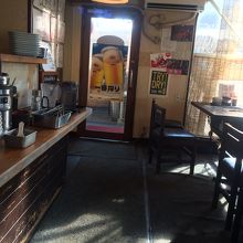 雑然とした店内だが、有名人のサインもある。夜は結構良いんだろ