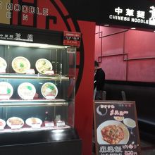 入り口。外に並んでることもありました。