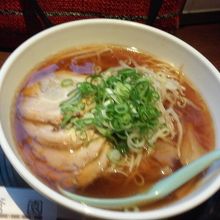 大好きな細麺のチャーシュー麺。醤油味。さっぱり味で美味しかっ