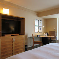 円形のデスクは、ちょっと仕事には向きません