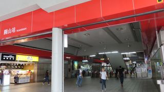 地上で高架にホーム・・・