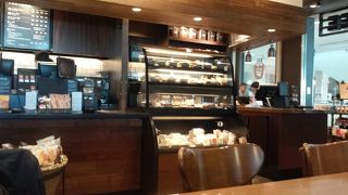 真っ先に目に入るお馴染みの店。