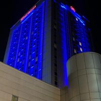 …夜には真っ青にライトアップされます。(^^;