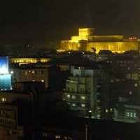 夜には、ライトアップされた≪国民の館≫が遠望できました。