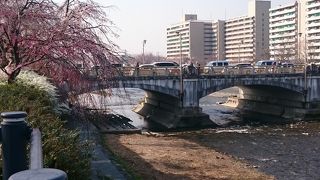 鴨川にかかる