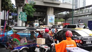 セントラルエンバシーに直結しています