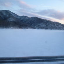 湖が凍ってその上に雪が積もってる・・・