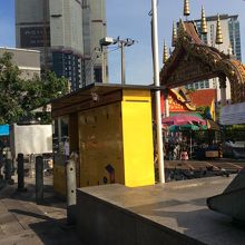 ワットホワランポーン前にはコインロッカーも設置された。