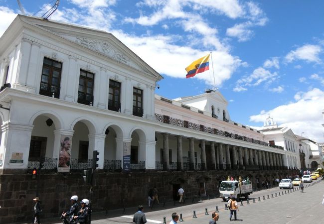 政治色が強い建物だけに見学には注意が必要