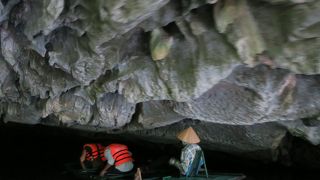 真っ暗な洞窟をくぐるのは貴重な経験かも・・