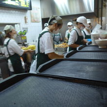 トレイに出来た料理を流れ作業でレジまで進みます