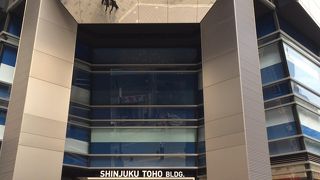 吸い込まれそうなビルです