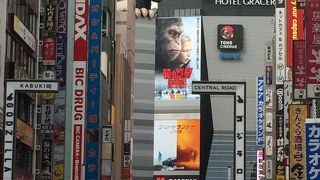 リアルなゴジラが迎えてます