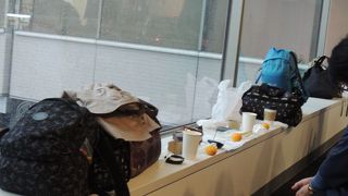 早朝便雨の空港