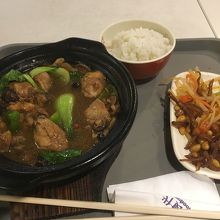 しっかりフードコートでご飯をいただきます。