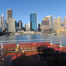 サーキュラ・キーを出航したフェリーのデッキから