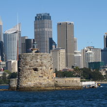 石造りの小島、フォート・デニソンの横を航行