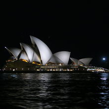 サーキュラ・キーへ向かうフェリーから夜のオペラハウス