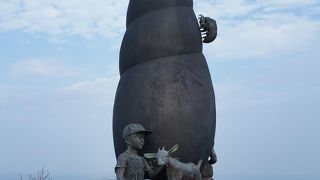 キャンプ場の前にモニュメント