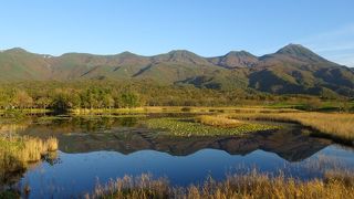 湖面に写る知床連山