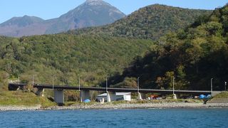 大自然の中を横断