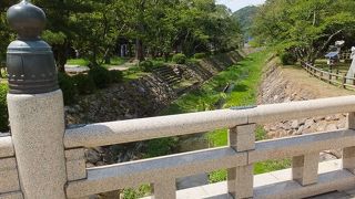 太鼓橋、なのでしょう。みぞぎの場所の跡らしき階段も見えます。