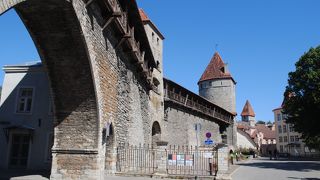 旧市街を囲む城壁の西側の入口です。