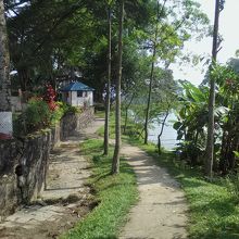 吊り橋後は道なり