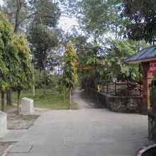 寺院前は斜め左へ