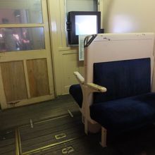 昔の電車の座席。