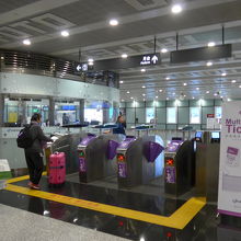 桃園空港第二ターミナル駅の改札