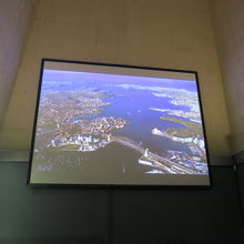 建設時の様子や付近の空撮の映像上映