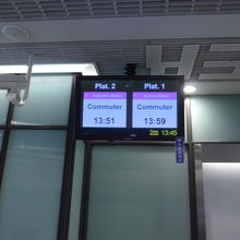 出発の案内ボード　快速と普通車は紫と青で色分けされています