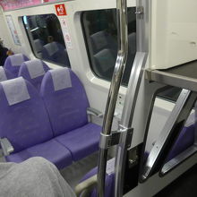 車両内　入って直ぐに荷物置き場があります