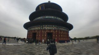 規則性のあるキッチリとした建物