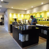 エグゼクティブラウンジの様子。朝食以外は食べ物殆どなし。