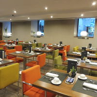 朝食会場。そんなに広くはありません