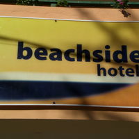 ビーチサイドホテルの標識です。海岸通り沿いにあり、奇麗です。