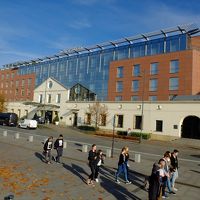 ヴィスワ川に面した明るい造りの外観。