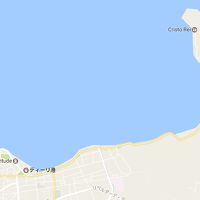 クリストレイへの海岸道路がくびれた地域に建てられています。