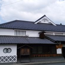 蔵の前に駐車場があります