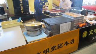 空港でアツアツのどら焼きを販売していました