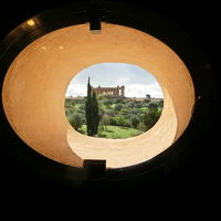 シャワーを浴びながら神殿を眺める