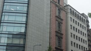 ビルに挟まれた教会