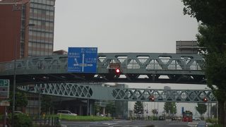宇宙船のようなデザインの歩道橋