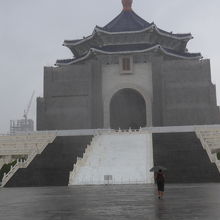 現在、補修をいるようです壁の周りに幕がありました